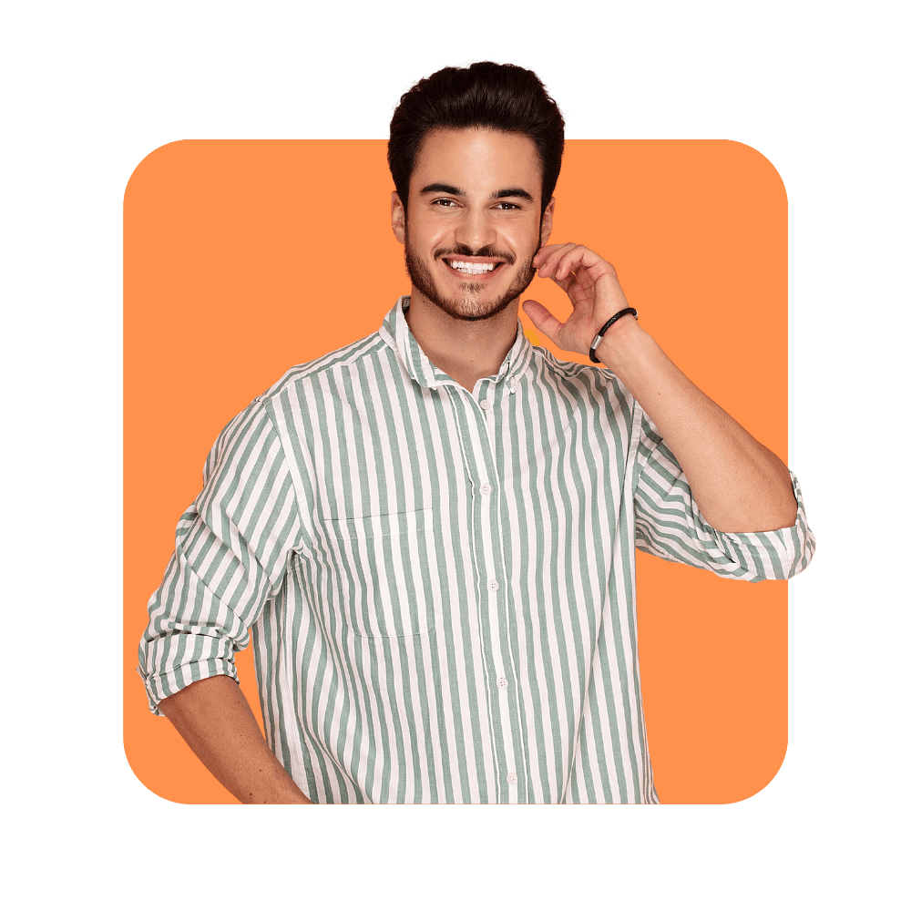 Homme souriant avec une chemise rayée sur fond orange - améliorer la relation usager
