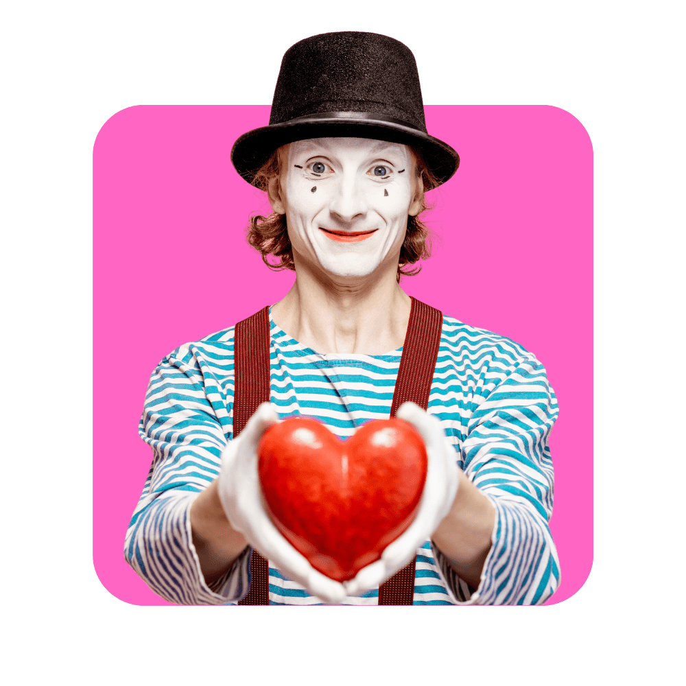 Clown avec pull rayé bleu et blanc bretelles marrons chapeau noir qui tient un coeur dans ses mains - se former aux soft skills