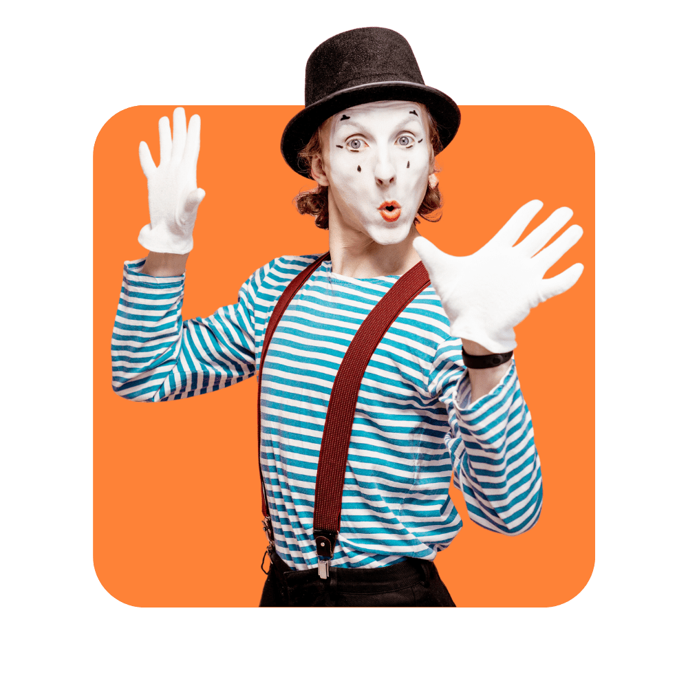 Clown avec pull rayé bleu et blanc bretelles marrons chapeau noir mains en l'air - se former aux soft skills