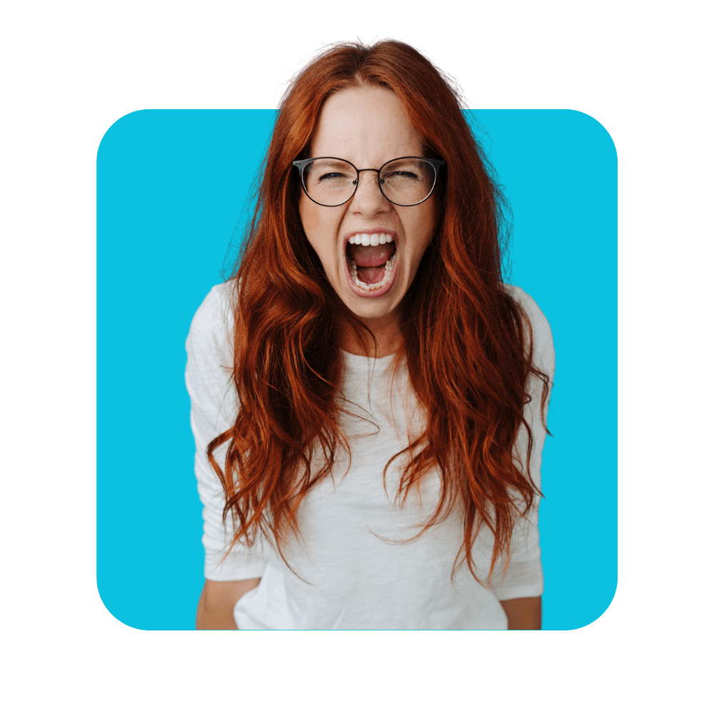 Femme rousse tee shirt blanc avec des lunettes, bouche grande ouverte sur fond bleu - formation gestion des conflits