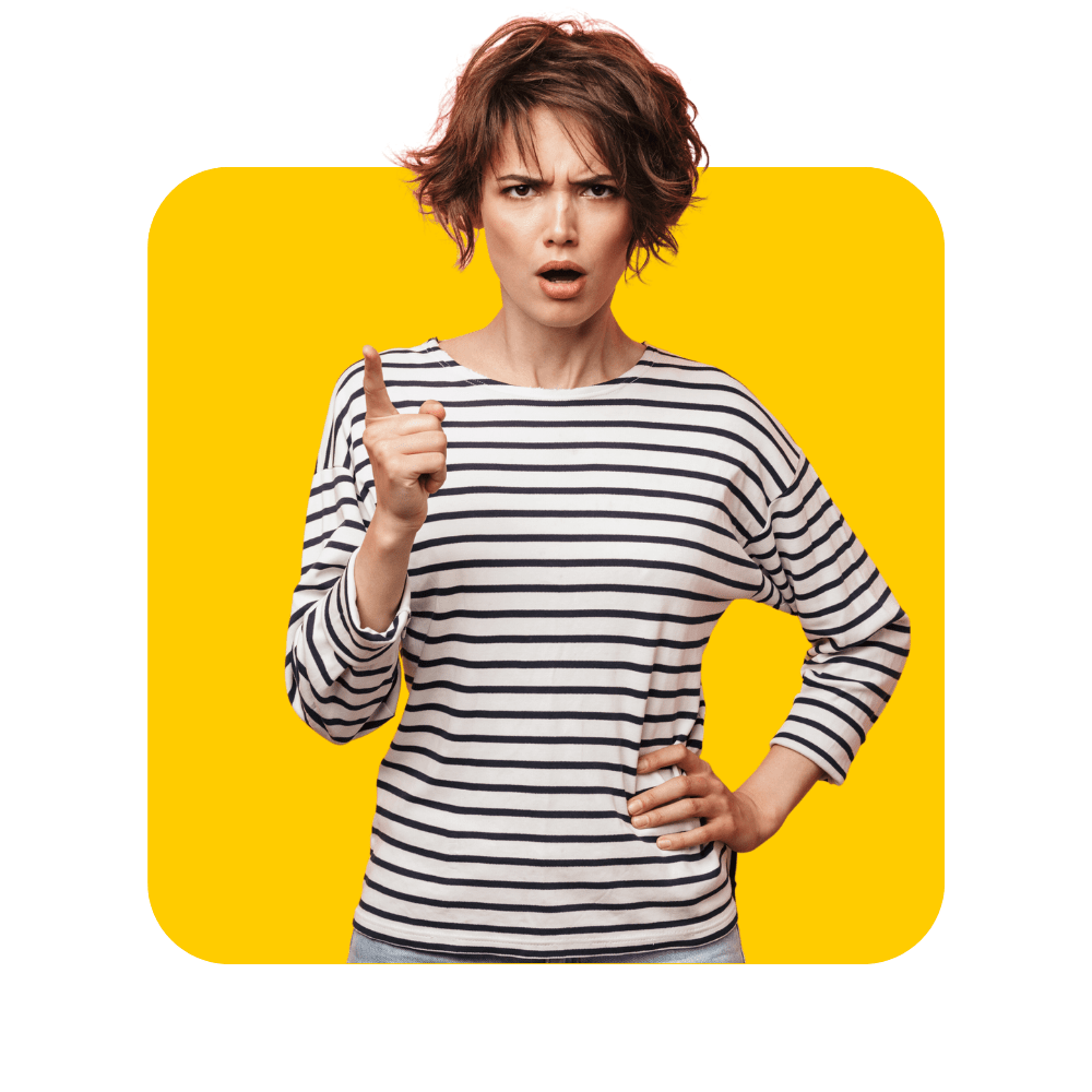 Femme en marinère, le doigt levé sur fond jaune - formation gestion des conflits