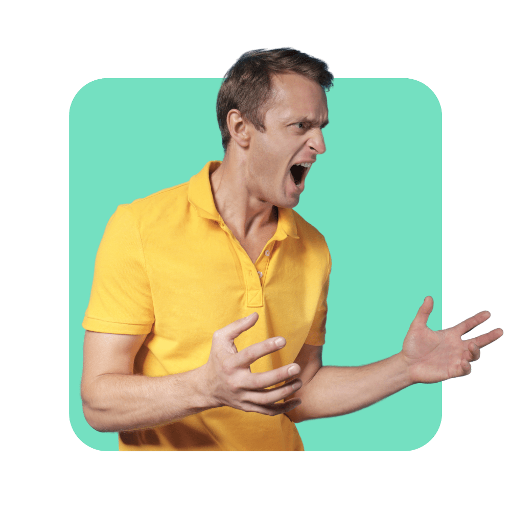 Homme en colère avec un polo jaune sur fond vert - formation gestion des conflits