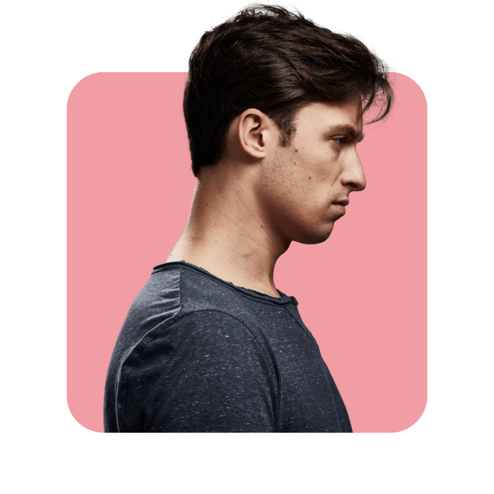 Homme brun de profil avec tee shirt gris foncé sur fond rose