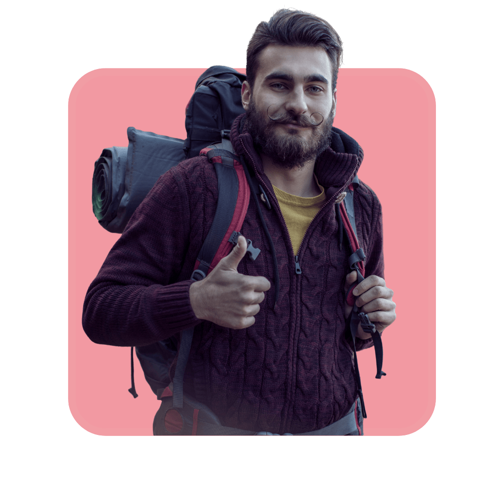 Homme barbu avec polaire et sac à dos, pouce en l'air sur fond rose