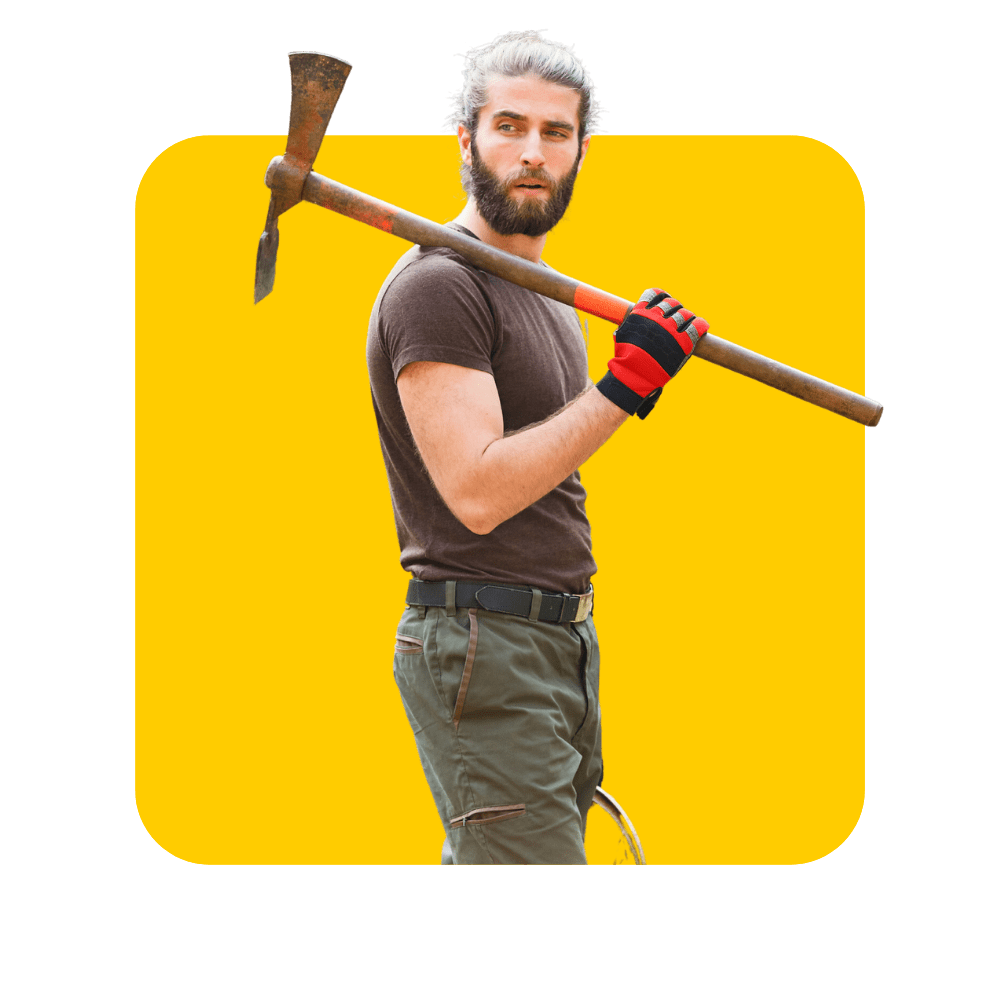 Homme barbu cheveux longs et attachés, avec outils sur l'épaule, des gants sur fond jaune.