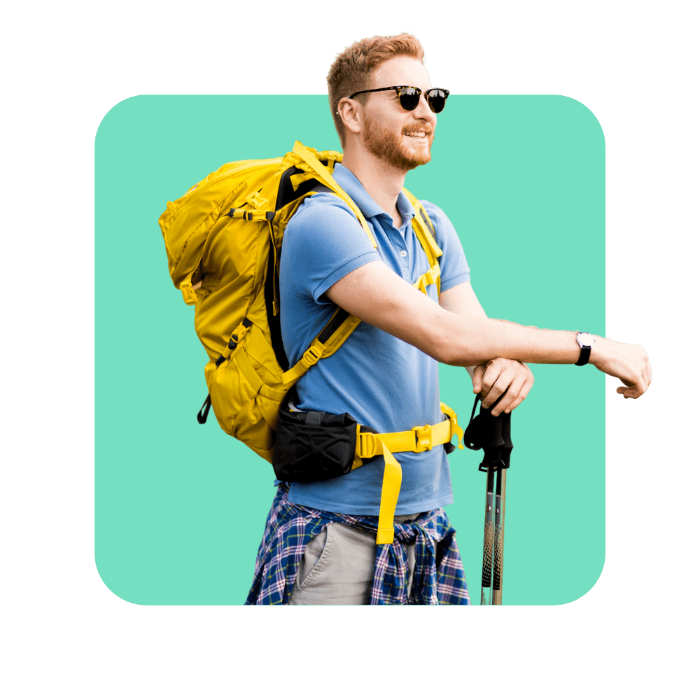 Homme barbu avec des lunettes, portant un tee shirt bleu et un sac à dos jaune sur fond vert - formation relation client en banque