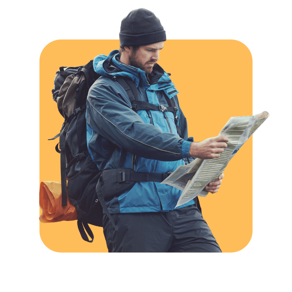 Homme avec manteau bleu, bonnet et sac à dos avec un plan dans les mains sur fond jaune - Formation relation client en banque