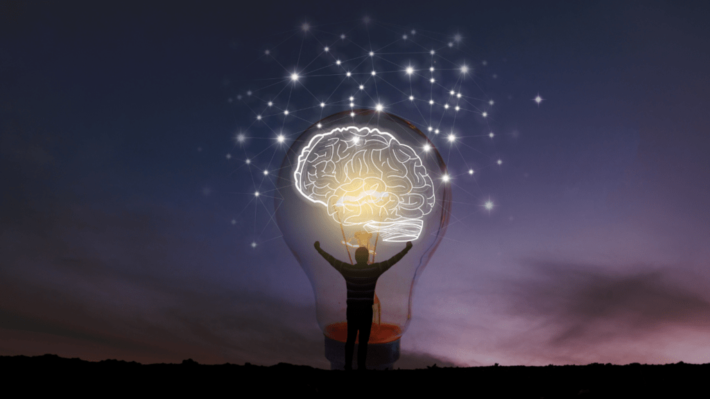 Amploue avec cerveau illuminé à l'intérieur avec homme devant bras en l'air