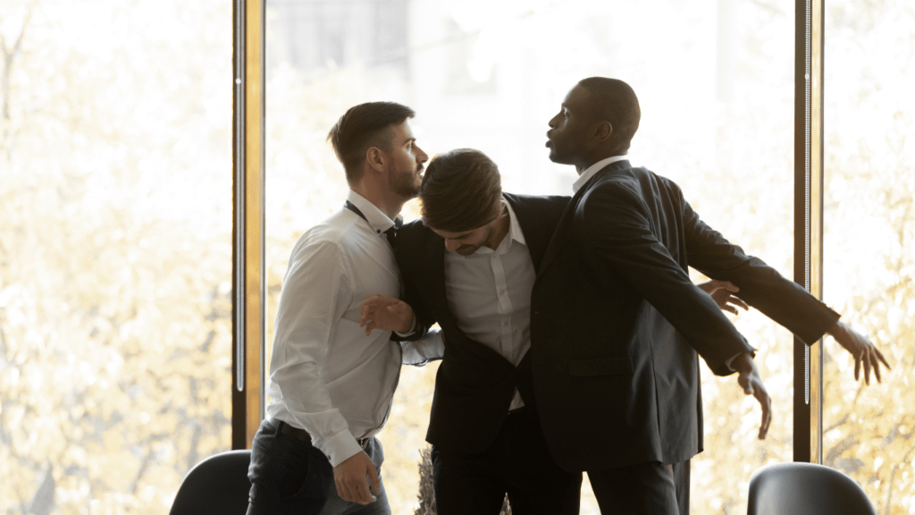 Conflit entre deux collaborateurs avec manager qui les sépare au milieu - formation gestion des conflits