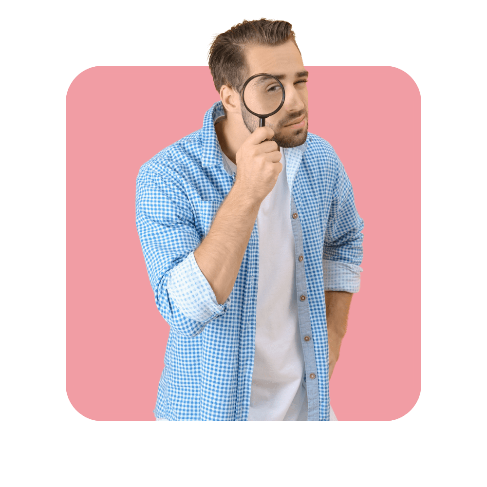 Homme chemise bleu à carreaux avec tee shirt blanc et loupe à la main sur fond rose - le manager digital