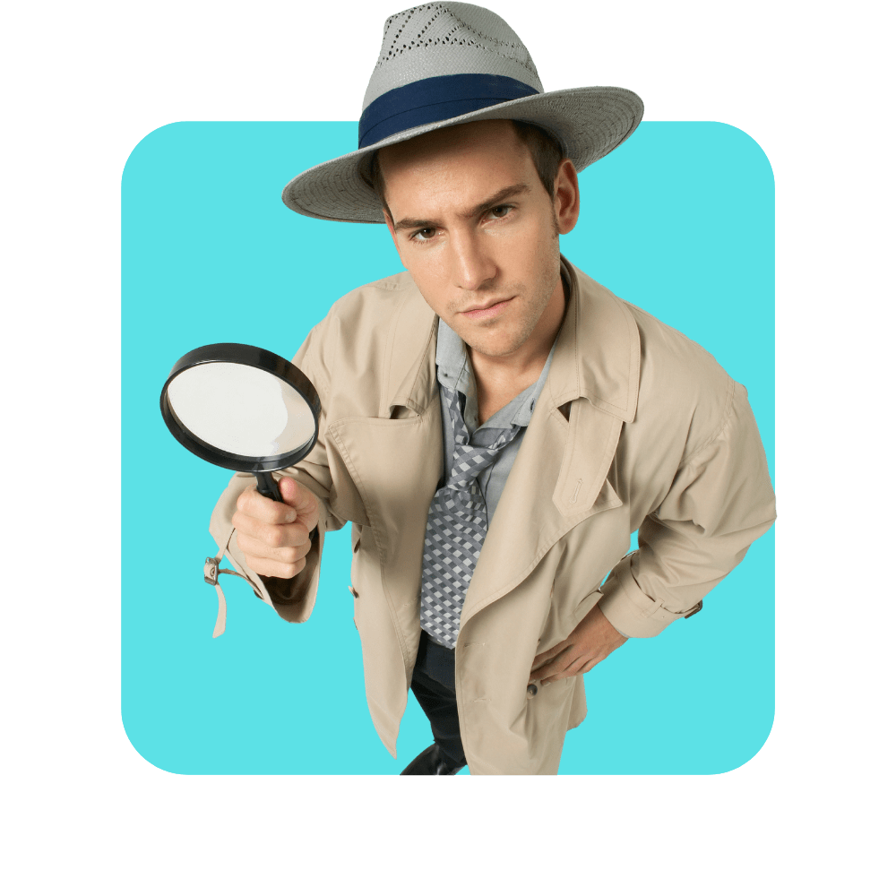 Enquêteur avec veste beige longue, chapeau et loupe à la main sur fond bleu turquoise