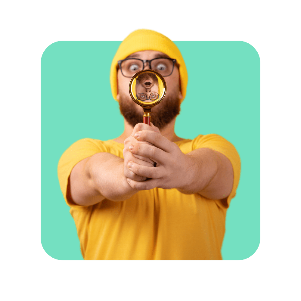 Homme avec tee-shirt et bonnet jaunes bras tendus avec une loupe sur fond vert - le manager digital