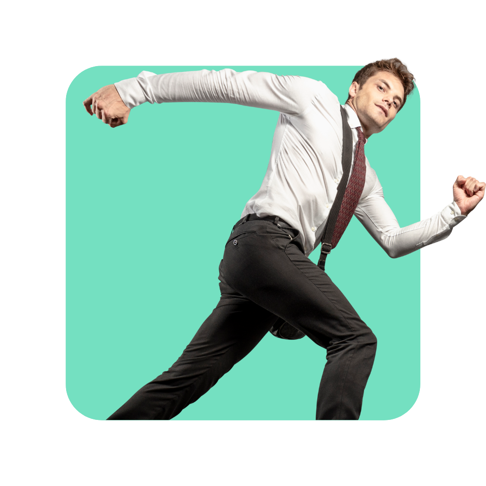 Homme avec une chemise blanche, cravate noire, en jean foncé sur fond vert - digitalisation de vos formations