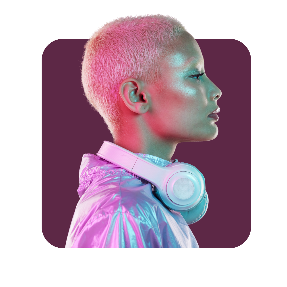 femme avec casque de musique posé sur son cou sur fond violet - le digital learning