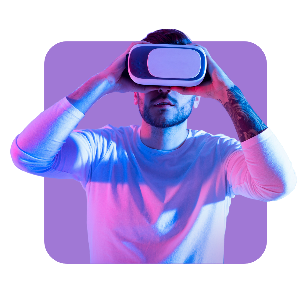 Homme casque virtuel sur le visage et mains posées dessus sur fond violet - le digital learning