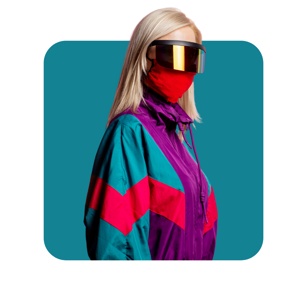 femme avec veste de jogging et lunettes sur fond vert