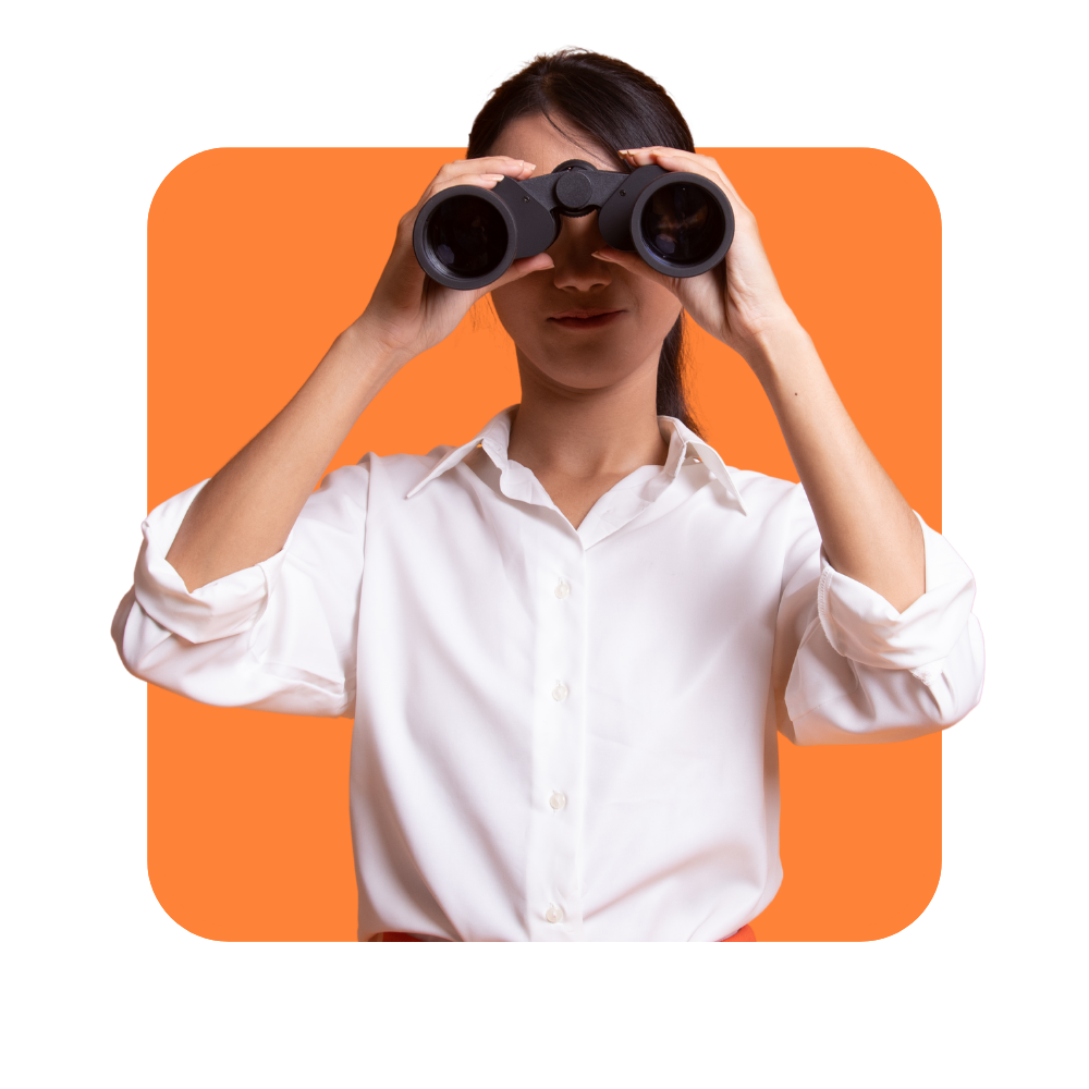 Femme avec jumelles à la main, chemise blanche sur fond orange - détecter les talents en entreprise