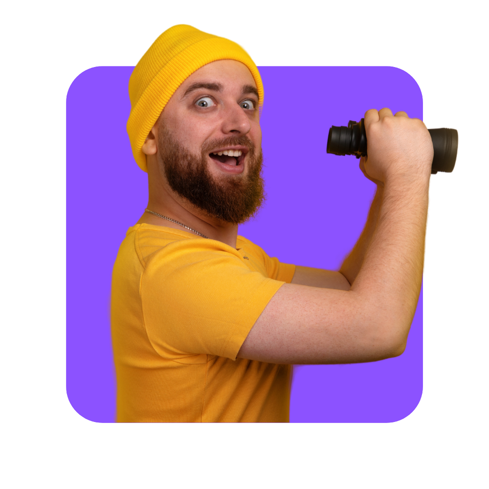Homme avec barbe de côté avec bonnet et tee-shirt jaunes jumelles à la main.