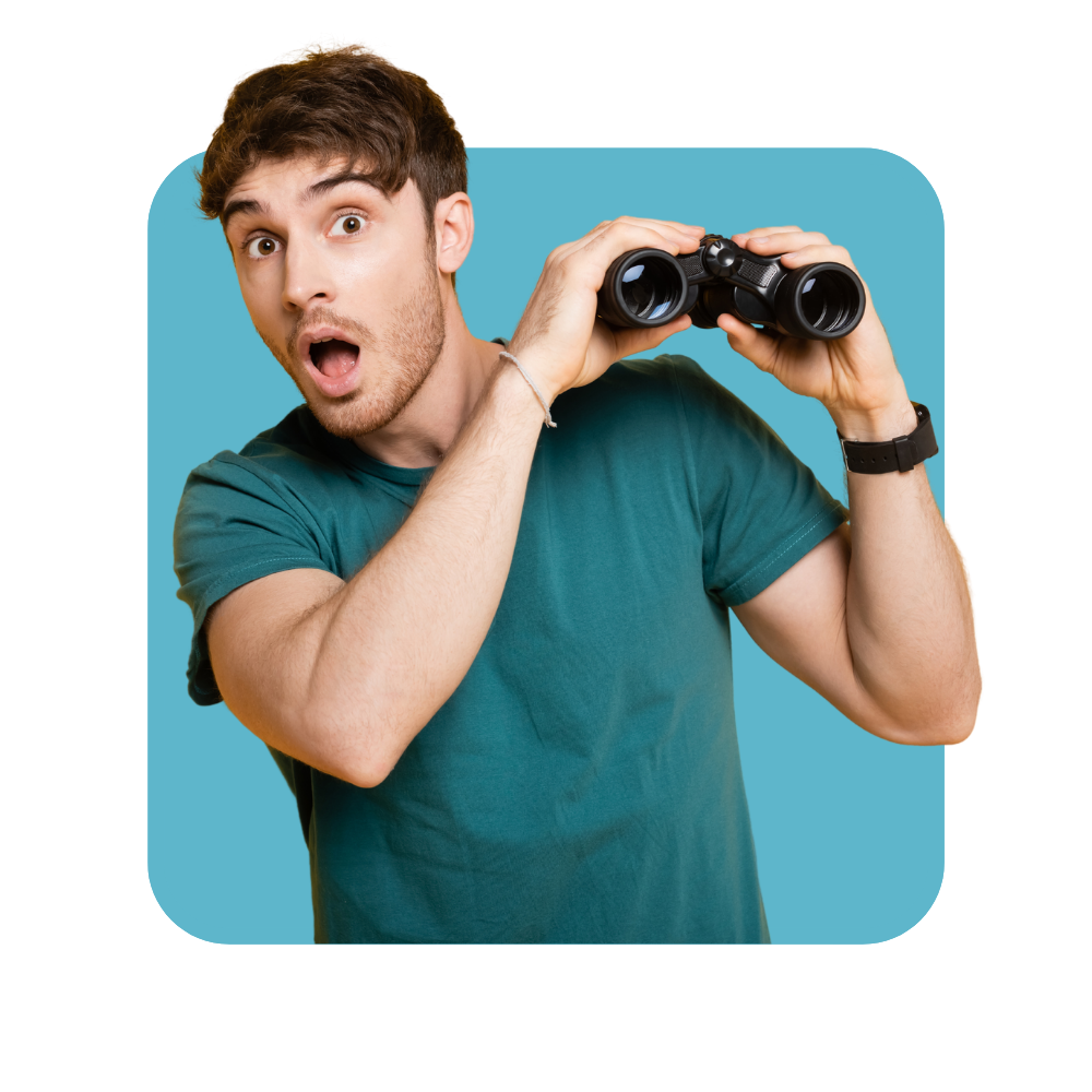 Homme brun avec tee-shirt bleu canard tenant des jumelles dans ses mains, ave une expression du visage étonné sur fond bleu canard