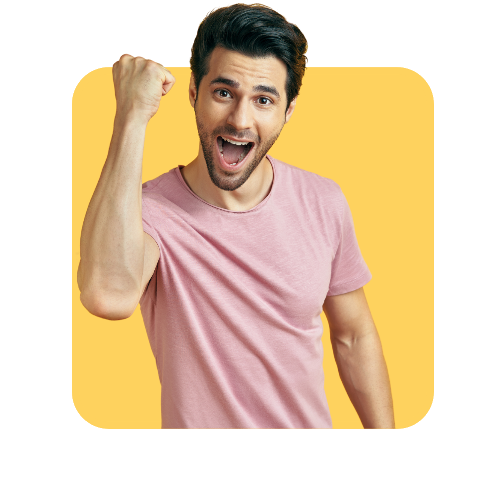 Homme en tee-shirt rose sur fond jaune avec le poing levé - les soft skills