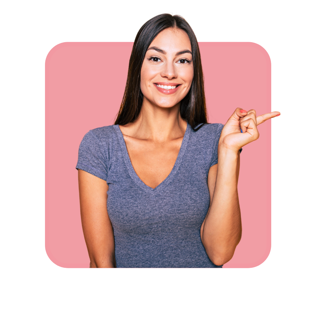 Femme brune avec tee-shirt gris montrant de son doigt sur fond rose