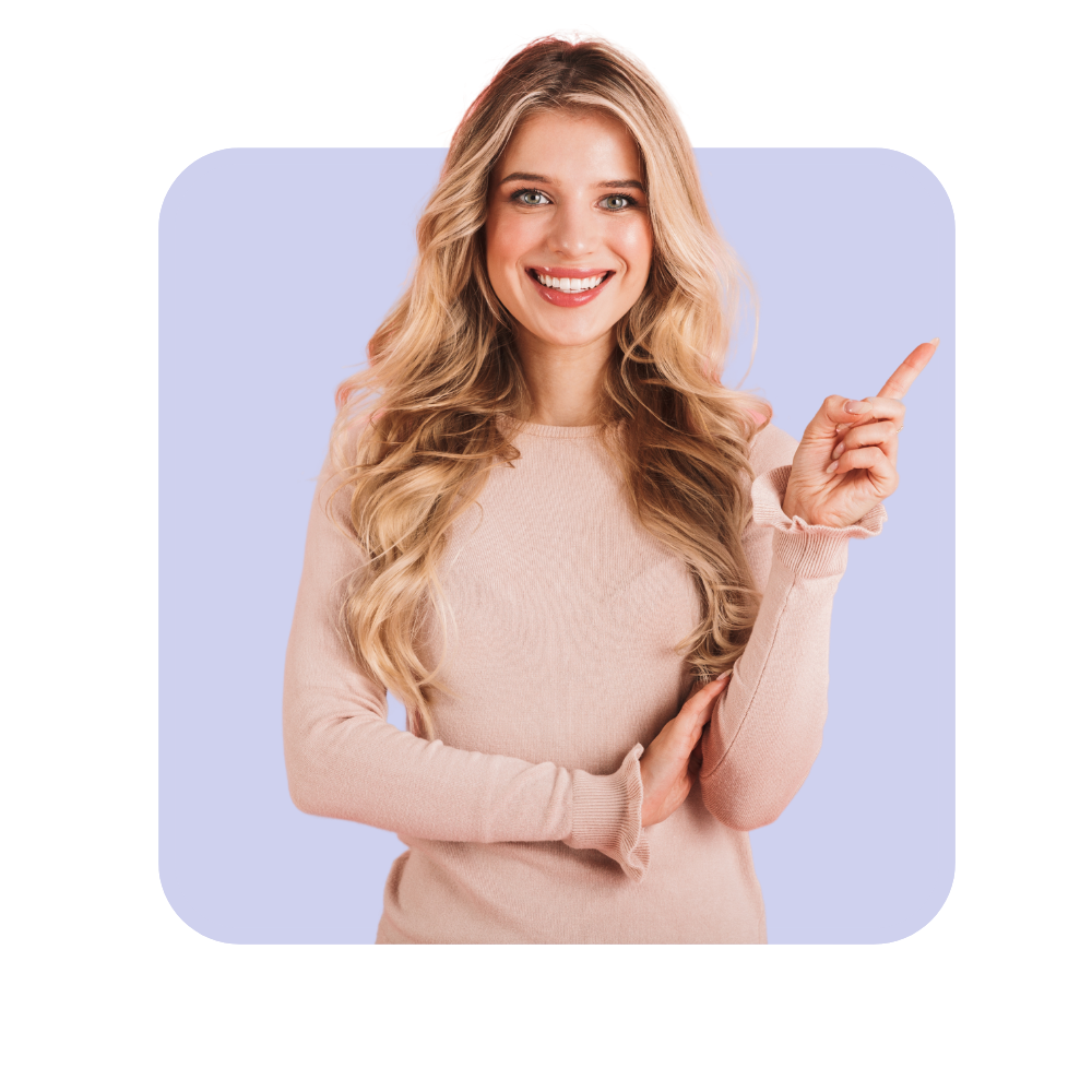 Femme blonde avec pull rose montrant du doigt sur fond violet - les soft skills