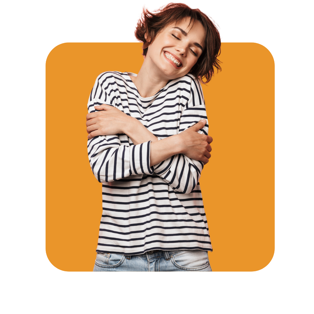 Femme en marinière se serre dans les bras sur fond ocre - les soft skills