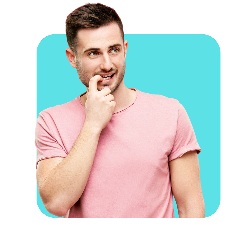 Homme avec tee-shirt rose qui se mord le doigt sur fond bleu turquoise - les soft skills
