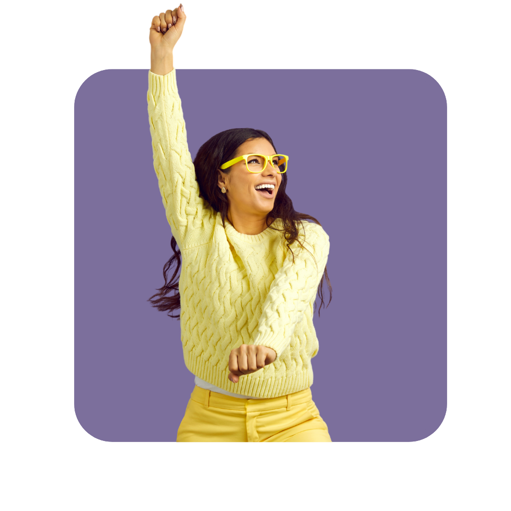Femme bras en l'air, avec pull et jean jaunes sur fond violet