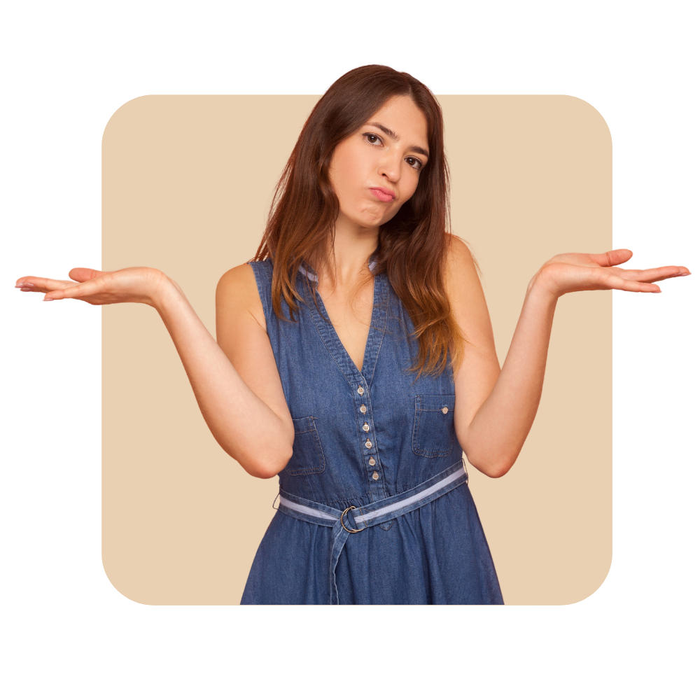 Femme en robe en jean bras sur les côtés hésitant sur fond beige - les soft skills