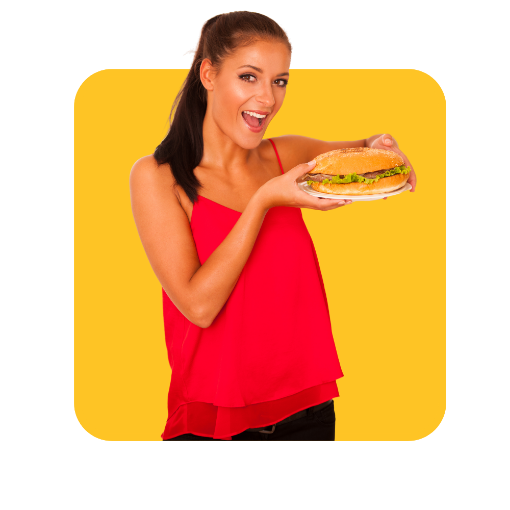 Femme avec haut à bretelles rouge tenant un hamburger dans ses mains sur fond jaune - formation à la vente additionnelle