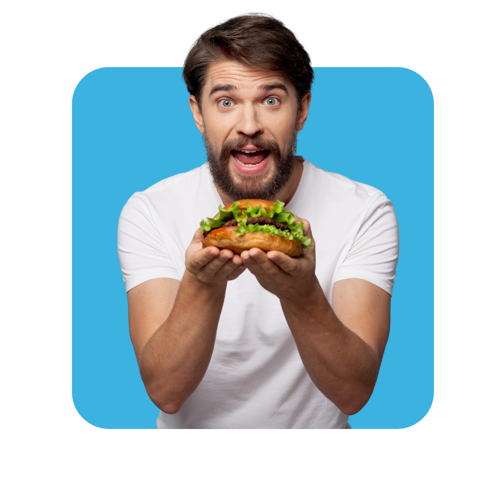 Homme avec un tee shirt blanc tendant un burger avec ses mains sur fond bleu - formation à la vente additionnelle