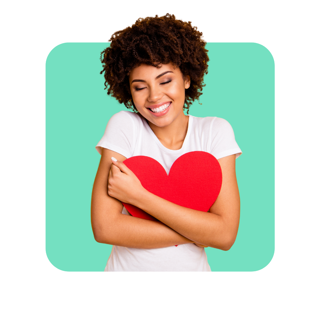 femme métisse tee shirt blanc avec sourire serrant un coeur rouge contre elle sur fond vert - formation à la culture d'entreprise