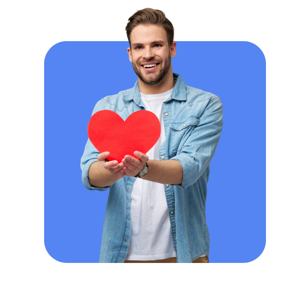 Homme avec chemise en jean et sourire donnant un coeur rouge sur fond bleu - formation à la culture d'entreprise