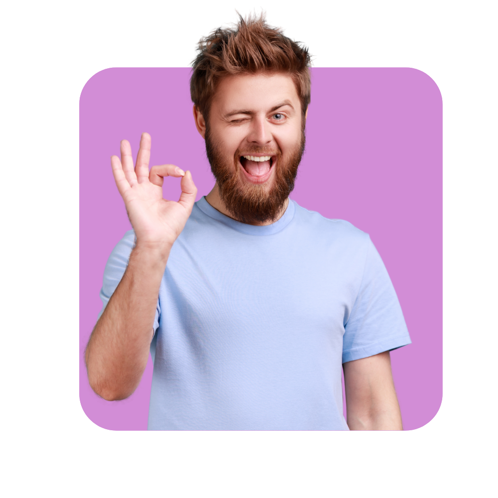 Homme en tee-shirt, signe de la main en clignant de l'oeil sur fond violet
