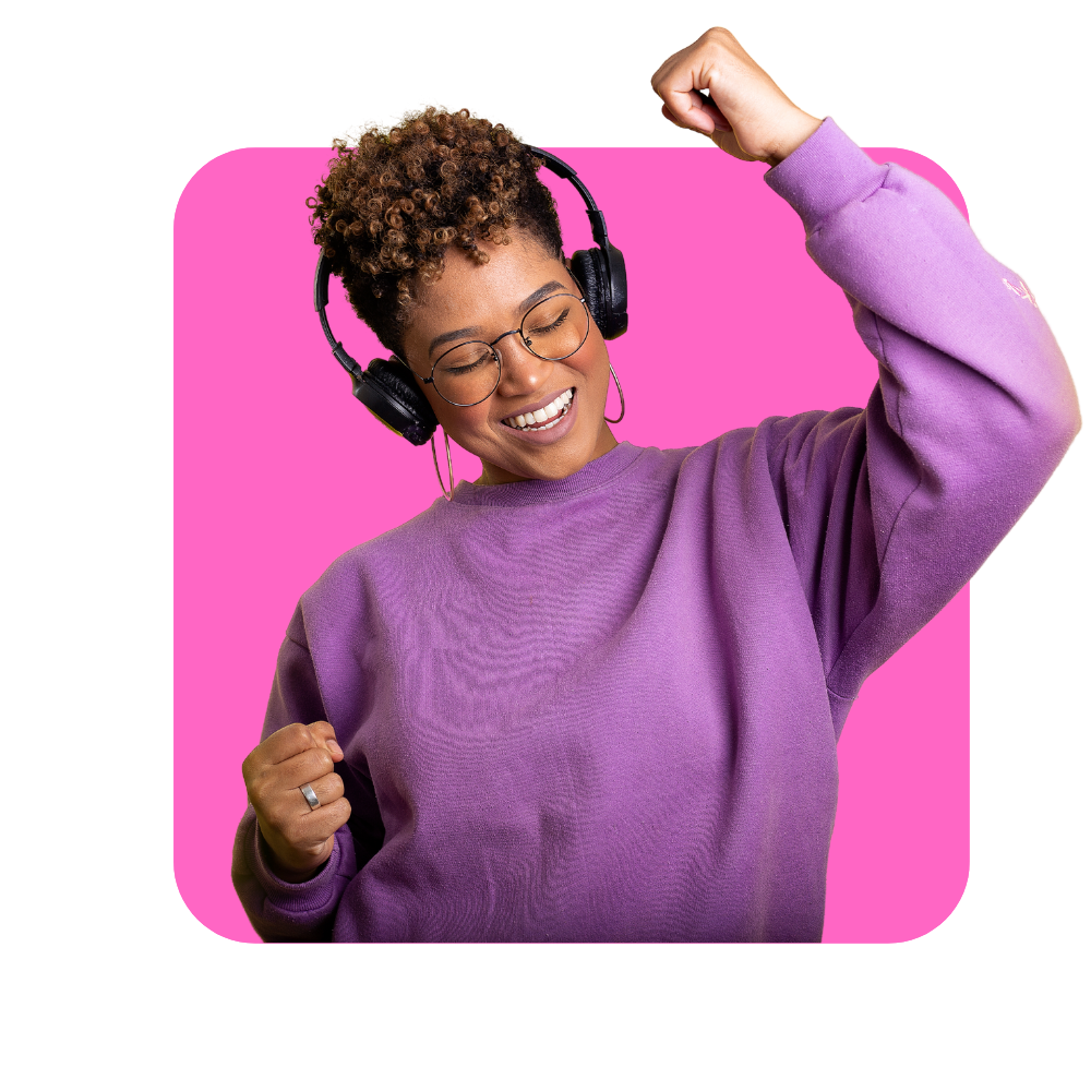 femme avec lunettes et pull violet qui leve un bras et sourit sur fond rose - le podcast