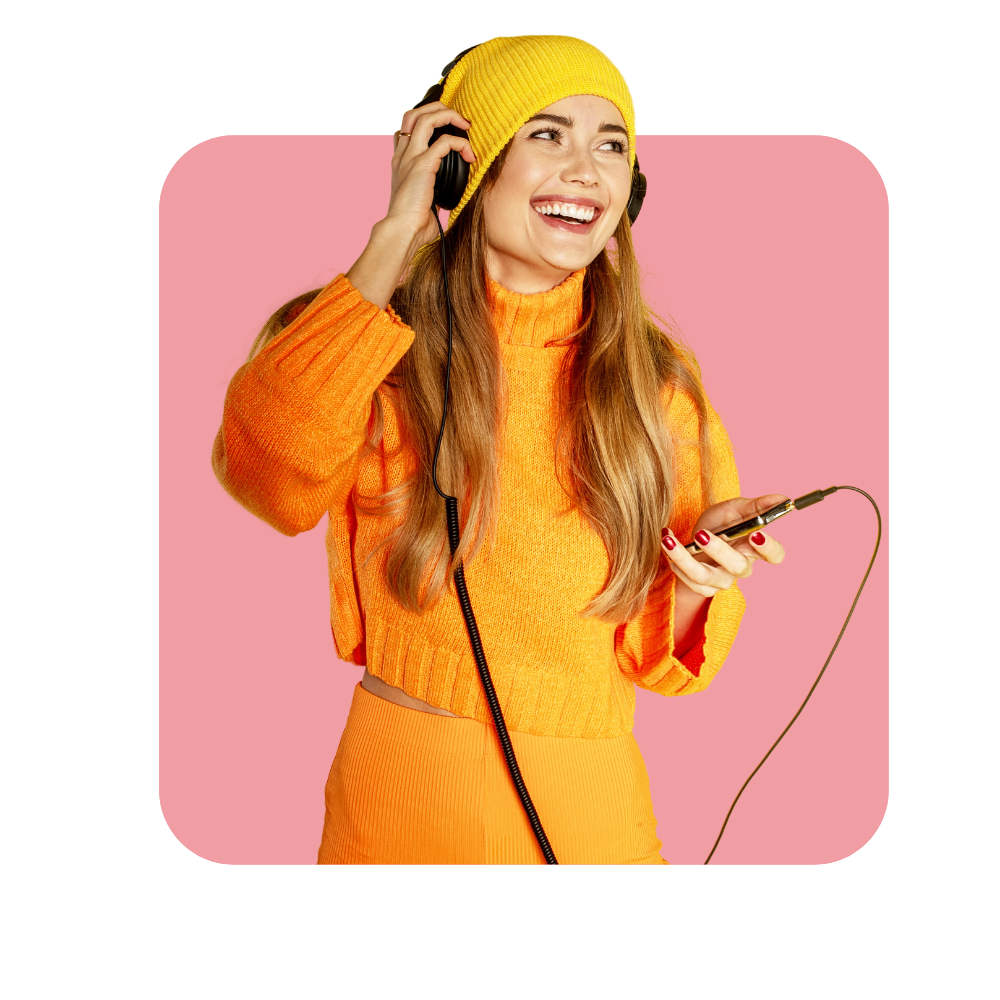 femme avec tenue orange portable à la main - le podcast