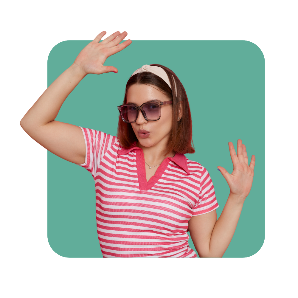 Jeune femme en T-shirt rose avec des lunettes de soleil , fond vert