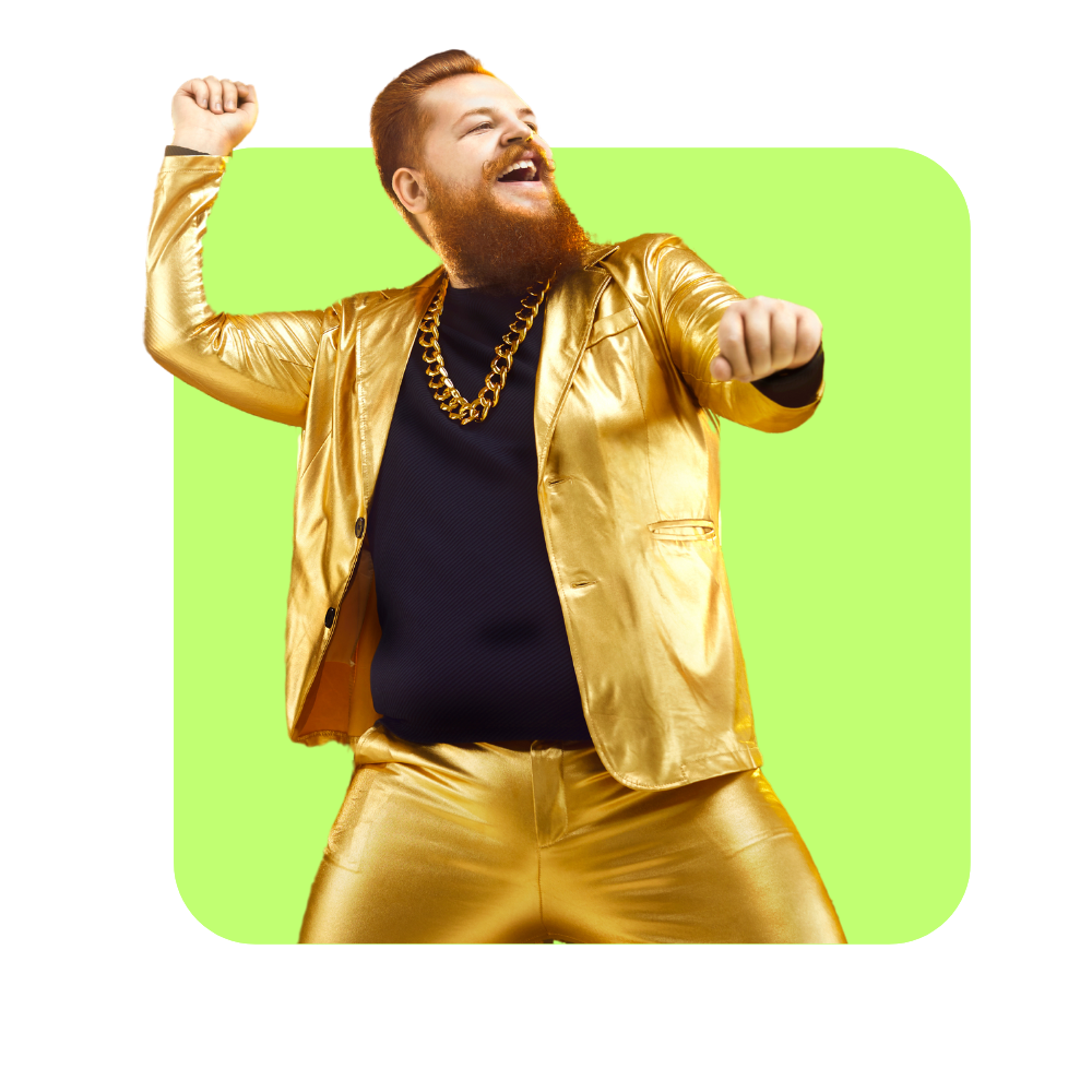 Homme avec une barbe , habillé en costume doré métallisé , fond vert